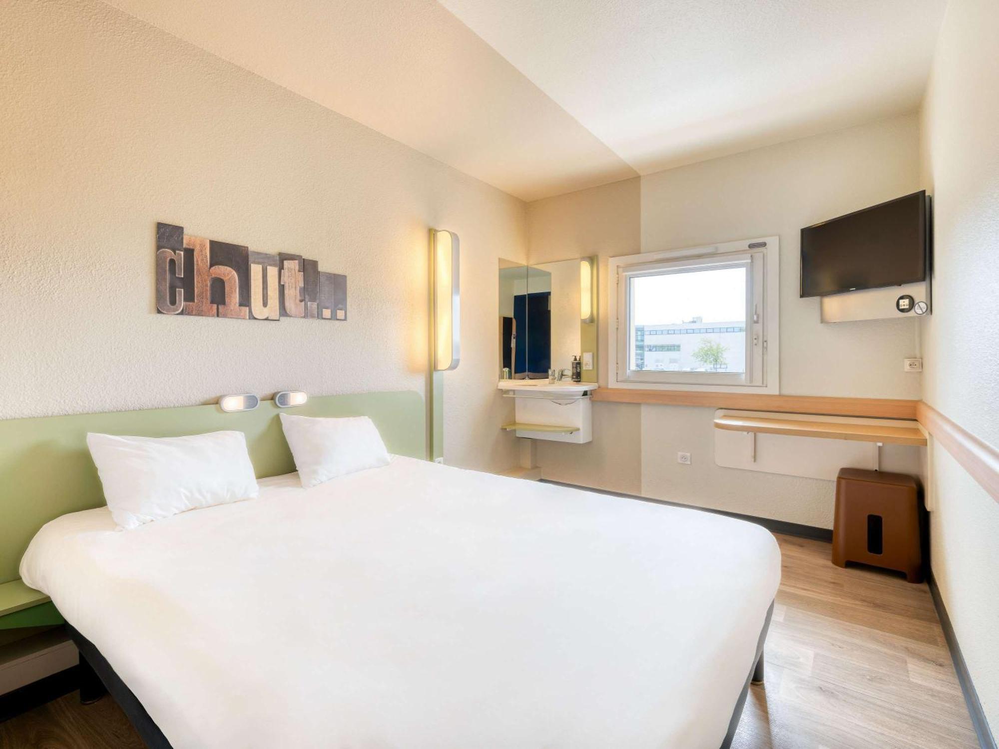 Ibis Budget Versailles - Трап Экстерьер фото