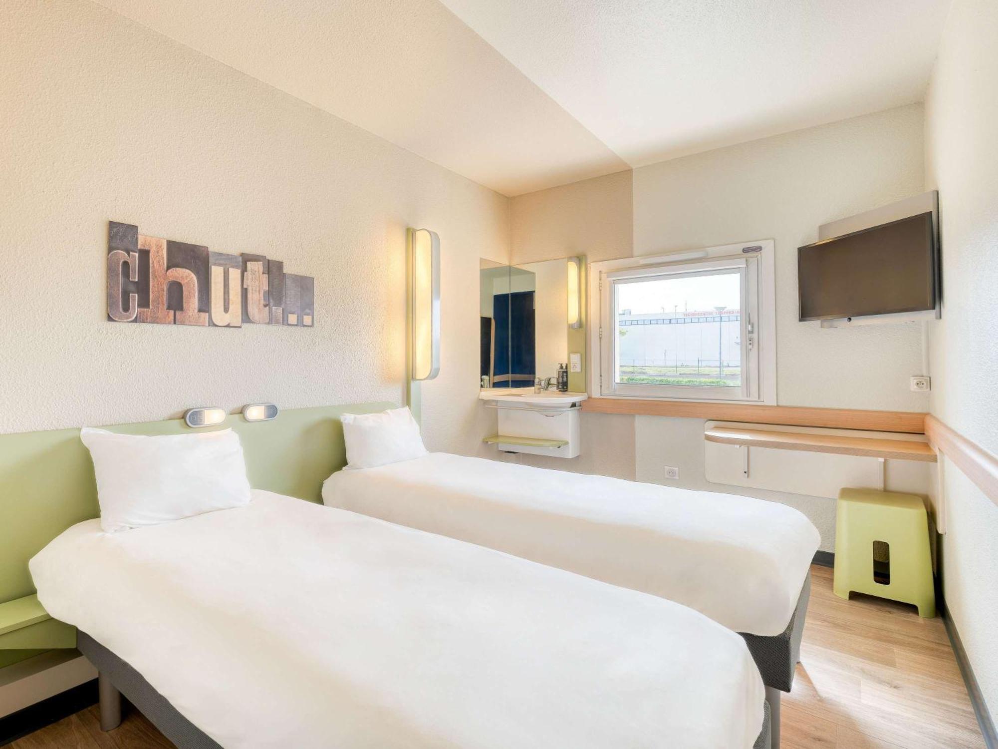 Ibis Budget Versailles - Трап Экстерьер фото