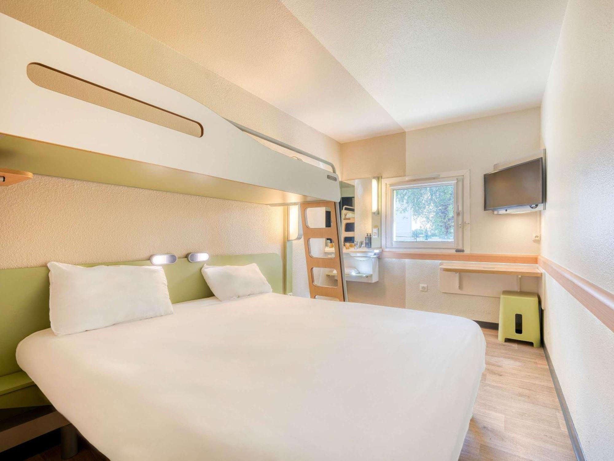 Ibis Budget Versailles - Трап Экстерьер фото