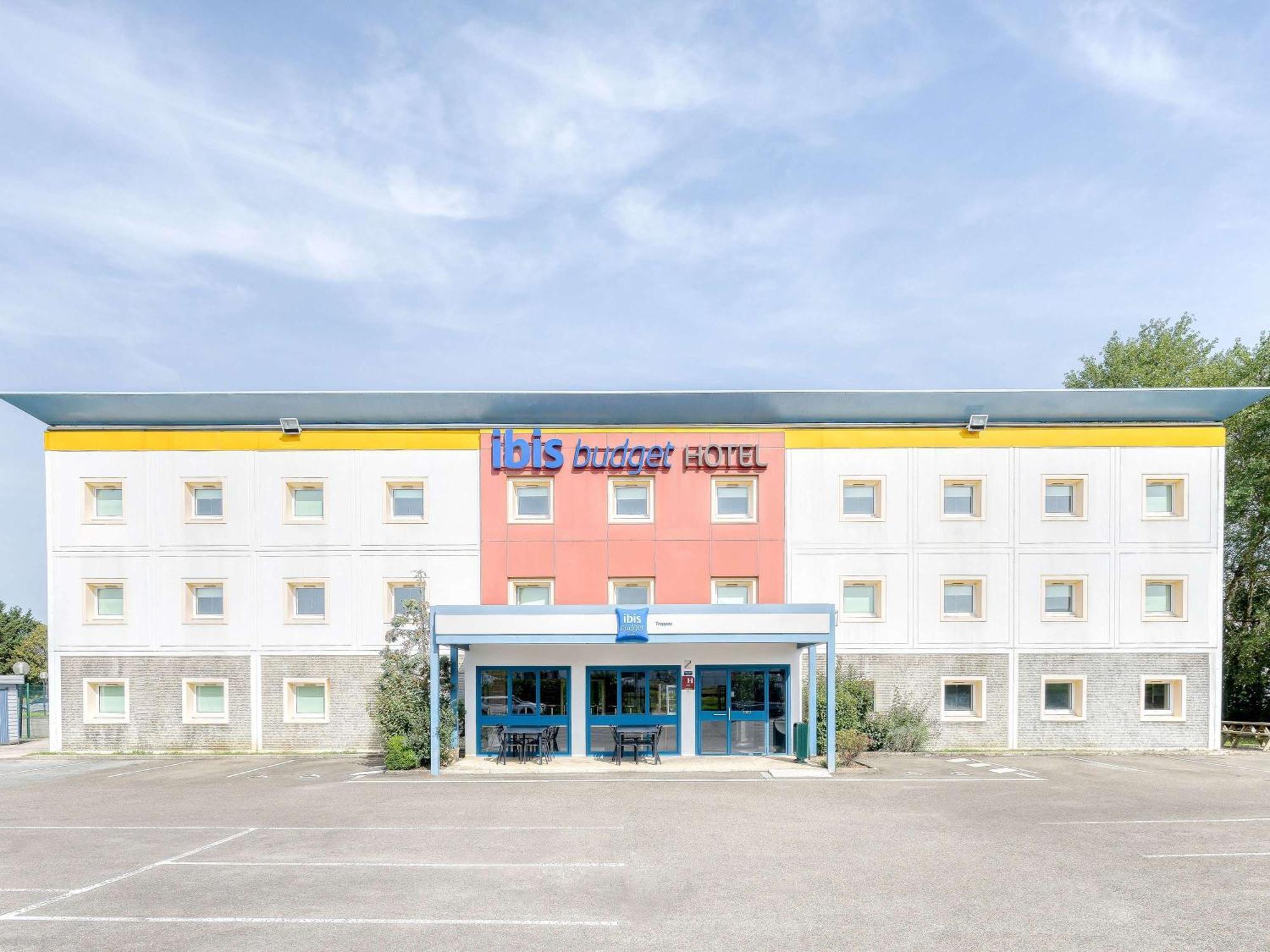 Ibis Budget Versailles - Трап Экстерьер фото