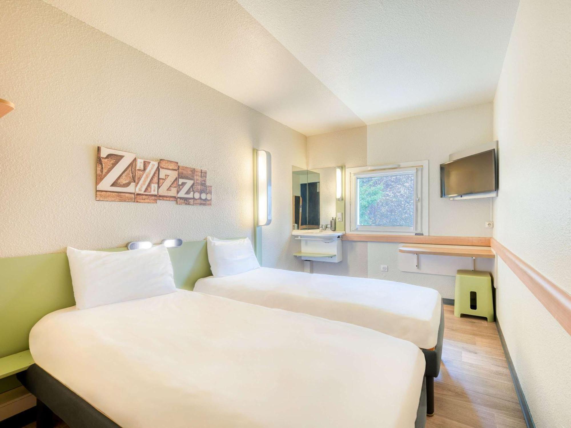 Ibis Budget Versailles - Трап Экстерьер фото