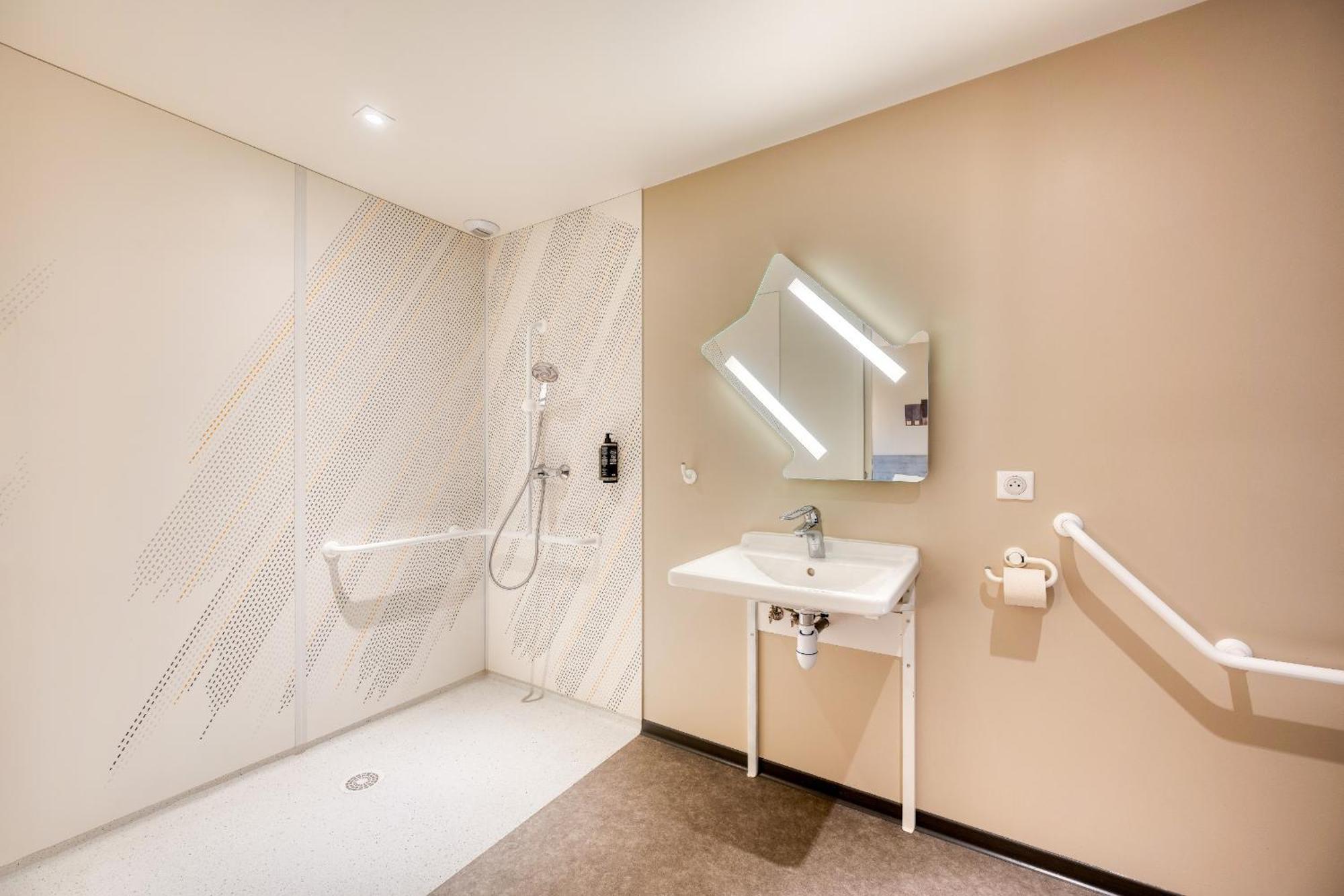 Ibis Budget Versailles - Трап Экстерьер фото