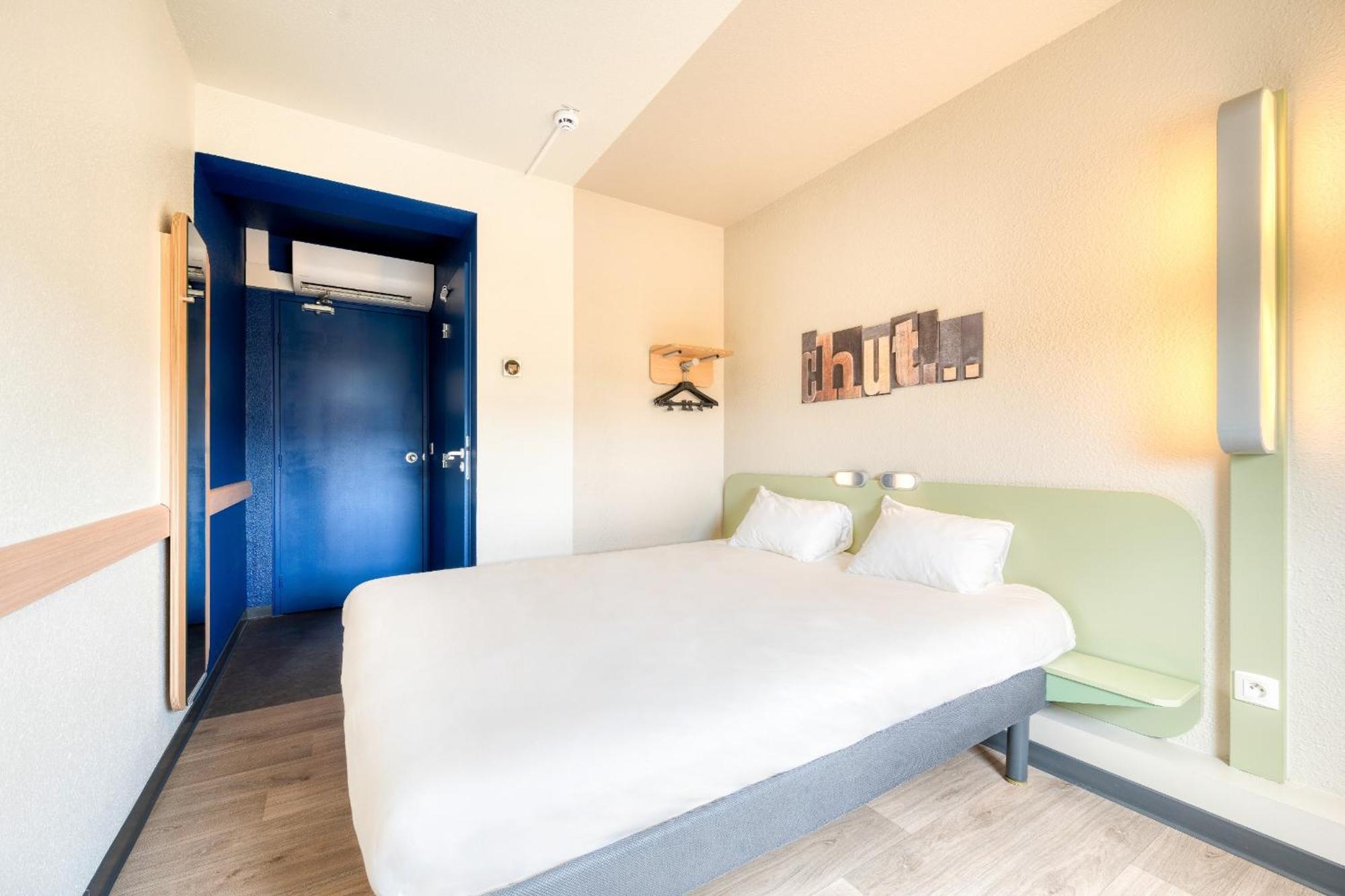 Ibis Budget Versailles - Трап Экстерьер фото