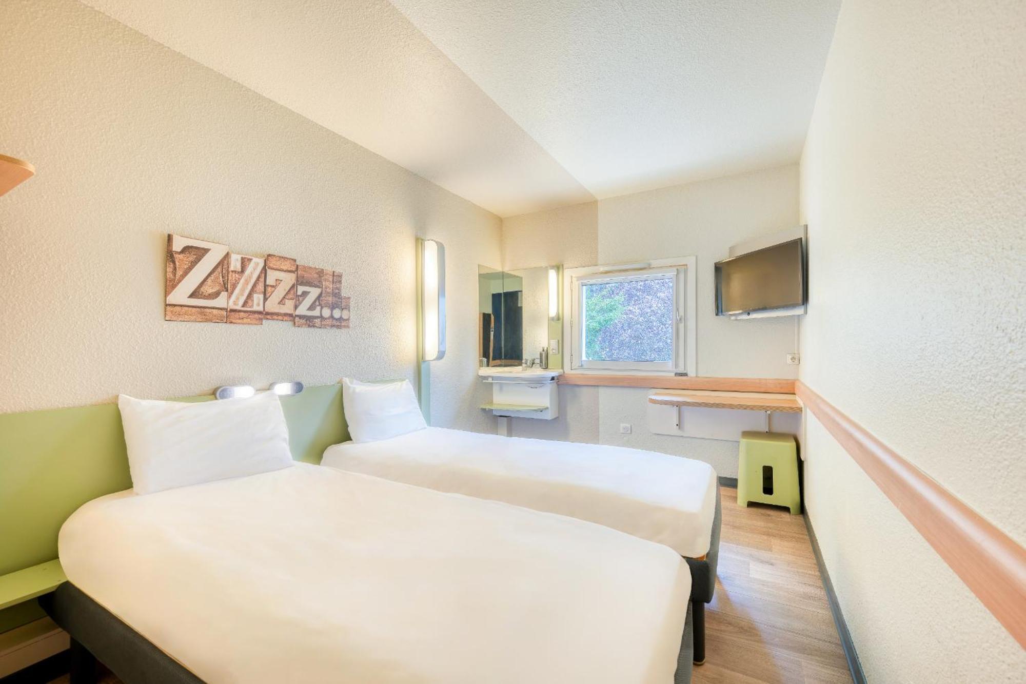Ibis Budget Versailles - Трап Экстерьер фото