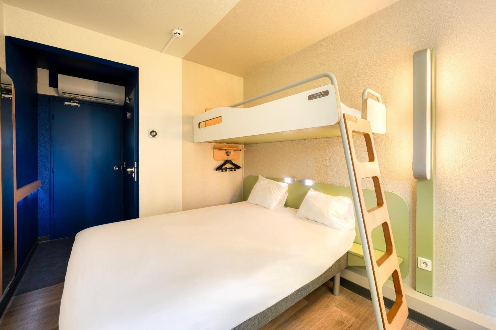 Ibis Budget Versailles - Трап Экстерьер фото